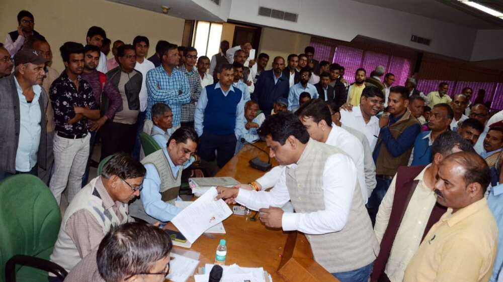 नोएडा प्राधिकरण में एम्प्लाइज असोसिएशन के चुनाव आते ही मचा घमासान नोएडा प्राधिकरण में एम्प्लाइज असोसिएशन के चुनाव आते ही मचा घमासान