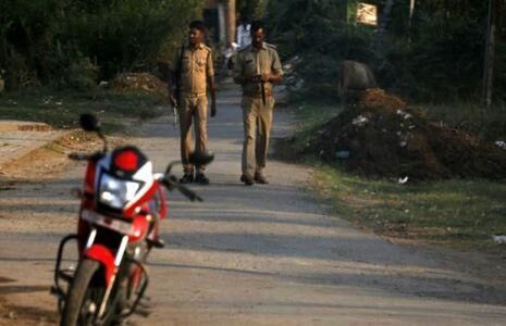 मोहर्रम के झंडे और भगवा झंडे को लेकर यूपी के महाराजगंज में हुआ विवाद, दस लोग गिरफ्तार मोहर्रम के झंडे और भगवा झंडे को लेकर यूपी के महाराजगंज में हुआ विवाद, दस लोग गिरफ्तार
