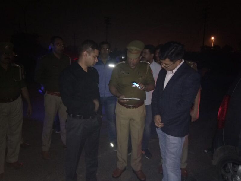 नोएडा में लुटेरे से पुलिस की मुठभेड़, गोली लगने से घायल लुटेरे से लूट का कैश बरामद नोएडा में लुटेरे से पुलिस की मुठभेड़, गोली लगने से घायल लुटेरे से लूट का कैश बरामद