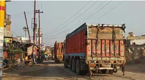 सरकार के आदेशों की उड़ाकर धज्जियां, धड़ल्ले से चल रही ओवरलोड गाड़ियां सरकार के आदेशों की उड़ाकर धज्जियां, धड़ल्ले से चल रही ओवरलोड गाड़ियां