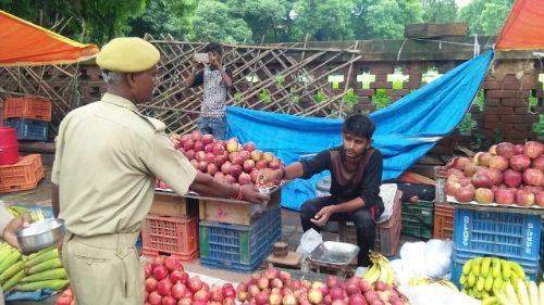 भत्ता न मिलने से परेशान होमगार्ड के जवानों ने  कटोरा लेकर भीख मांगते हुए किया विरोध प्रदर्शन