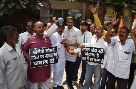 राफेल मुद्दे पर प्रधानमंत्री मोदी की चुप्पी पर कांग्रेसियो ने भाजपा सांसद के आवास पर फेकीं चूड़ियाँ राफेल मुद्दे पर प्रधानमंत्री मोदी की चुप्पी पर कांग्रेसियो ने भाजपा सांसद के आवास पर फेकीं चूड़ियाँ