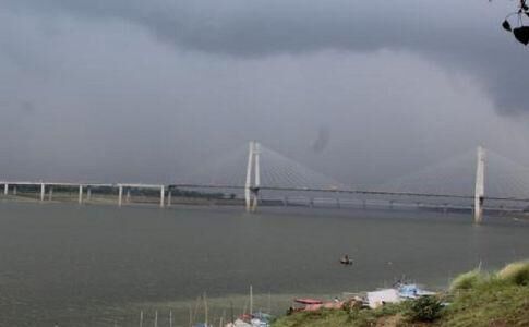 गंगा यमुना के जलस्तर में वृद्धि जारी,बक्शी बांध के स्लूज गेट को किया गया बंद गंगा यमुना के जलस्तर में वृद्धि जारी,बक्शी बांध के स्लूज गेट को किया गया बंद