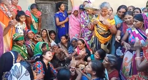 घर के अंदर घुसकर युवक की दिनदहाड़े धारदार हथियार से हत्या घर के अंदर घुसकर युवक की दिनदहाड़े धारदार हथियार से हत्या