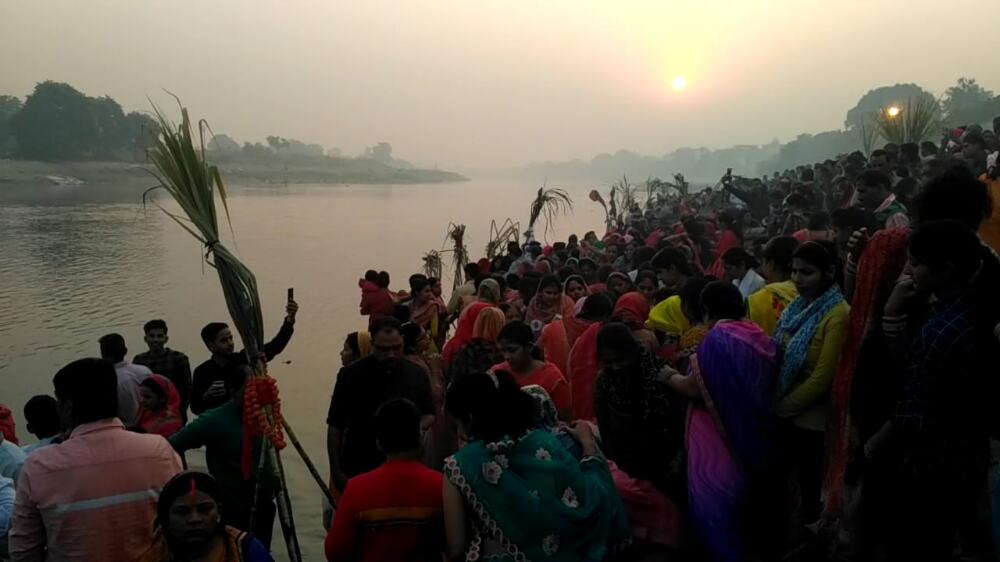 सुल्तानपुर: सुबह उगते सूर्य को अर्घ्य के साथ छठ महापर्व का समापन सुल्तानपुर: सुबह उगते सूर्य को अर्घ्य के साथ छठ महापर्व का समापन