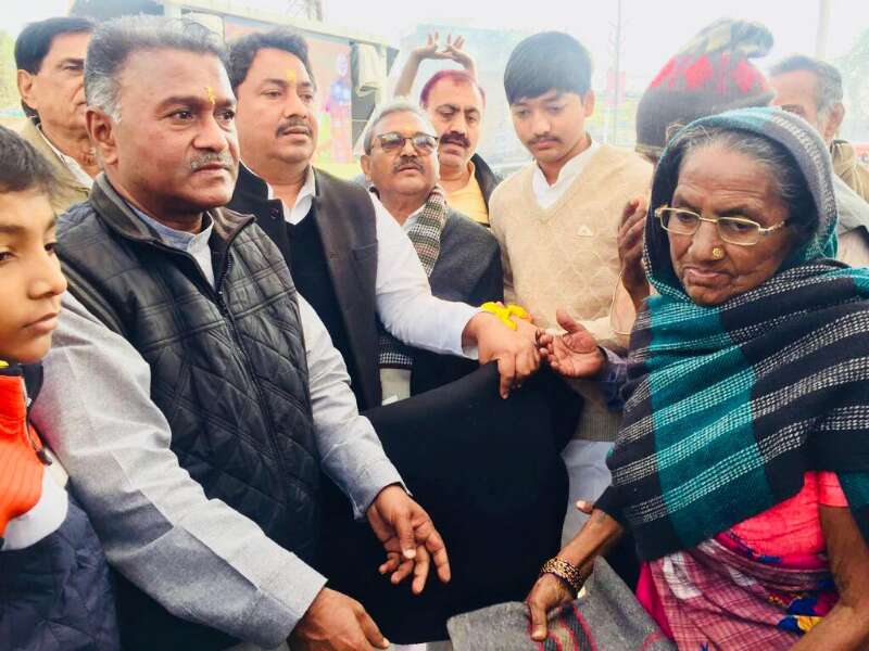 34 वीं पुण्यतिथि पर पूर्व केंद्रीय मंत्री धर्मवीर भारती को किया याद, कंबल का किया गया वितरण 34 वीं पुण्यतिथि पर पूर्व केंद्रीय मंत्री धर्मवीर भारती को किया याद, कंबल का किया गया वितरण