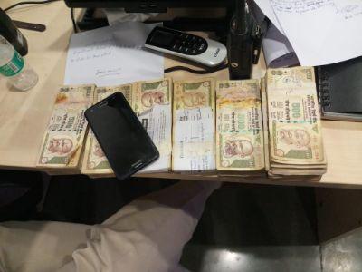 नोएडा के डीएलएफ मॉल में मिले सात लाख रूपये के प्रतिबंधित नोट