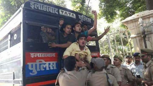 कुलपति के खिलाफ प्रदर्शन कर रहे इलाहाबाद विश्वविद्यालय छात्रसंघ अध्यक्ष गिरफ्तार कुलपति के खिलाफ प्रदर्शन कर रहे इलाहाबाद विश्वविद्यालय छात्रसंघ अध्यक्ष गिरफ्तार