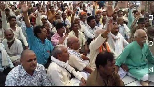 मुआबजा वापसी को लेकर किसानों में आक्रोश बैठे धरने पर,किया जोरदार प्रदर्शन