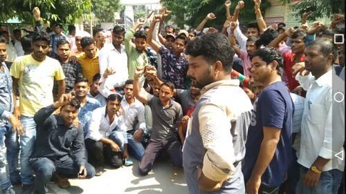 बीटीसी पेपर लीक पर सुल्तानपुर में छात्रों ने काटा हंगामा बीटीसी पेपर लीक पर सुल्तानपुर में छात्रों ने काटा हंगामा