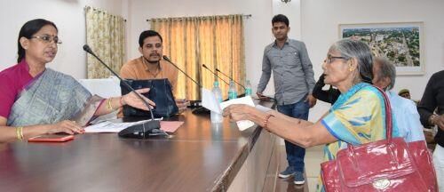 महिलाओं द्वारा अपने उत्पीड़न की शिकायत पर किसी प्रकार की शिथिलता या लापरवाही न किया जाय - सदस्य उत्तर प्रदेश महिला आयोग महिलाओं द्वारा अपने उत्पीड़न की शिकायत पर किसी प्रकार की शिथिलता या लापरवाही न किया जाय - सदस्य उत्तर प्रदेश महिला आयोग