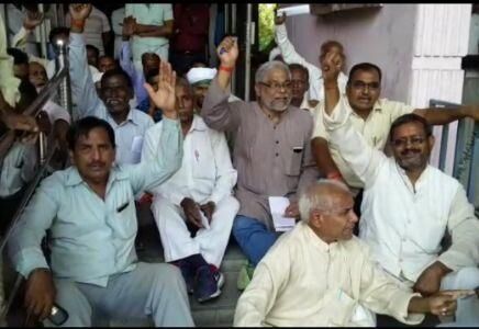 किसान दिवस में अधिकारियों के गैर मौजूदगी एवं गैर जिम्मेदार रवैये से नाराज किसानों ने किया बहिष्कार