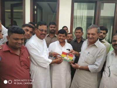 चाचा का भतीजा को बड़ा झटका, मुलायम के करीबी नेता शिवपाल के मोर्चा में शामिल