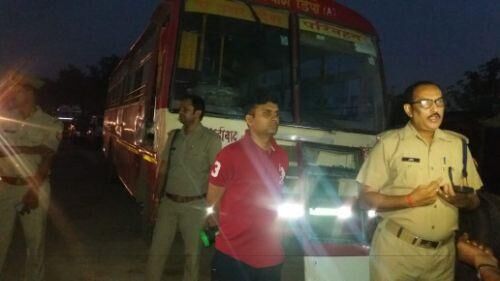 बस्ती में हुआ बड़ा हादसा, ट्रक ने रोडवेज बस में धक्का लगा रहे छह लोग कुचल दिए बस्ती में हुआ बड़ा हादसा, ट्रक ने रोडवेज बस में धक्का लगा रहे छह लोग कुचल दिए