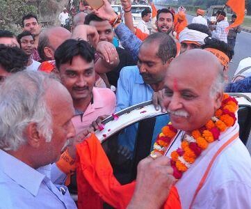 अयोध्या: पुलिस और प्रवीण तोगड़िया समर्थकों के बीच झड़प, हालात बेकाबू अतिरिक्त फ़ोर्स की मांग अयोध्या: पुलिस और प्रवीण तोगड़िया समर्थकों के बीच झड़प, हालात बेकाबू अतिरिक्त फ़ोर्स की मांग