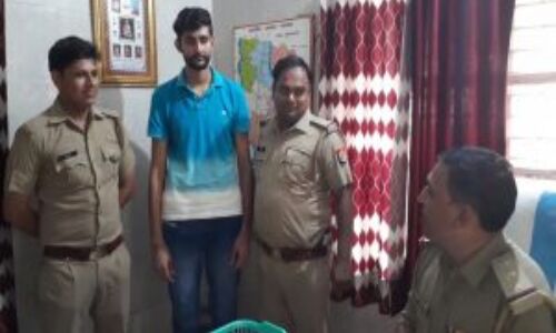 यूपी पुलिस के मिशन एनकाउंटर का ख़ौफ़, बागपत में 25 हजार का इनामी एसपी ऑफिस आकर बोला गिरफ्तार कर लो मुझे यूपी पुलिस के मिशन एनकाउंटर का ख़ौफ़, बागपत में 25 हजार का इनामी एसपी ऑफिस आकर बोला गिरफ्तार कर लो मुझे
