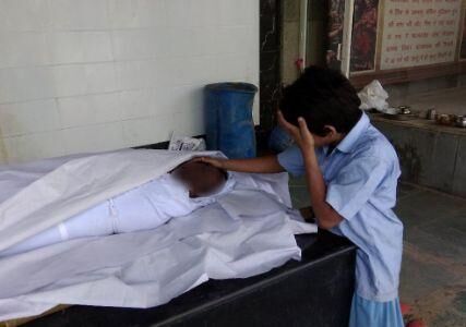 जब इस कहानी को सुना रो पड़े सब, मासूम ने चादर खिसका कर कहा पापा उठो और फिर निकल पड़े आंसू! जब इस कहानी को सुना रो पड़े सब, मासूम ने चादर खिसका कर कहा पापा उठो और फिर निकल पड़े आंसू!