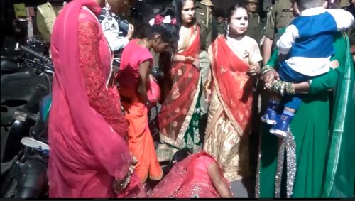 बारात में पहुंची पुलिस और फिर मचा हडकम्प , देखते देखते होने लगी लाठीचार्ज