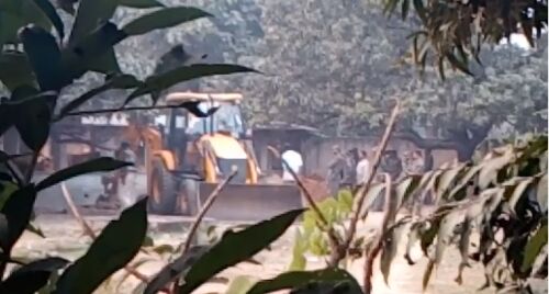 मुंगेर में AK -47 को लेकर पुलिस कर रही है खुदाई, पांच लोग हिरासत में मुंगेर में AK -47 को लेकर पुलिस कर रही है खुदाई, पांच लोग हिरासत में