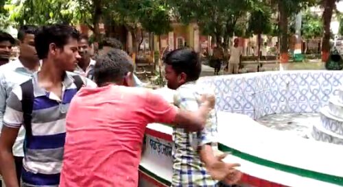 बिजनौर में चोर की लाइव पिटाई बिजनौर में चोर की लाइव पिटाई