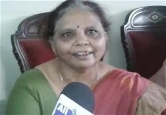 केंद्रीय मंत्री संतोष गंगवार की पत्नी की तबियत खराब, एयर एम्बुलेंस से लाये दिल्ली एम्स में भर्ती