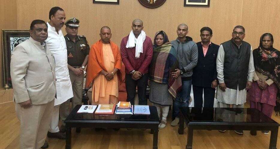 सीएम योगी आदित्यनाथ ने बुलंदशहर में शहीद इंस्पेक्टर सुबोध कुमार के परिजनों से मिल उनकी मान ली यह मांगें सीएम योगी आदित्यनाथ ने बुलंदशहर में शहीद इंस्पेक्टर सुबोध कुमार के परिजनों से मिल उनकी मान ली यह मांगें