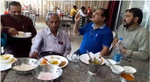 प्रदेश के मुख्यमंत्री योगी के पिता अपने बड़े बेटे की दवा लेने हकीम के यहाँ पहुँचे प्रदेश के मुख्यमंत्री योगी के पिता अपने बड़े बेटे की दवा लेने हकीम के यहाँ पहुँचे