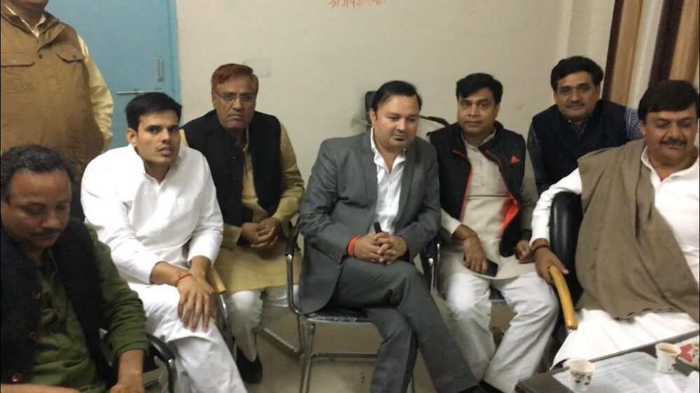 सपा का आरोप, योगी के रामराज्य में सपाइयों की नहीं ली तहरीर, थाने में बैठे नेता सपा का आरोप, योगी के रामराज्य में सपाइयों की नहीं ली तहरीर, थाने में बैठे नेता