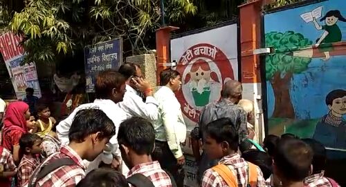 नई दिल्ली: एमसीडी के स्कूल में हिन्दू मुस्लिम बच्चों में भेदभाव, शिक्षा मंत्री ने सस्पेंड किया प्रिंसिपल नई दिल्ली: एमसीडी के स्कूल में हिन्दू मुस्लिम बच्चों में भेदभाव, शिक्षा मंत्री ने सस्पेंड किया प्रिंसिपल