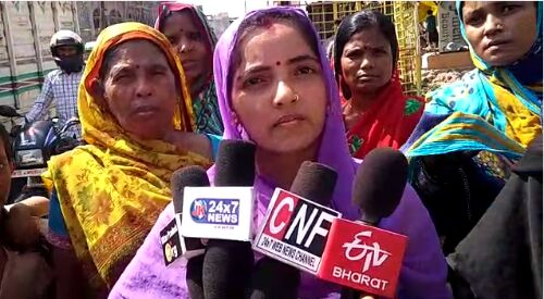 कोटेदार द्वारा कम राशन देने का कार्डधारकों ने किया विरोध , जिम्मेदारों से मिला सिर्फ आश्वासन