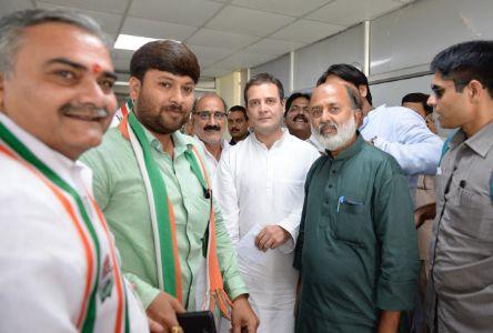 राहुल गांधी पहुंचे प्रयाग, कांग्रेसियों ने किया भव्य स्वागत राहुल गांधी पहुंचे प्रयाग, कांग्रेसियों ने किया भव्य स्वागत