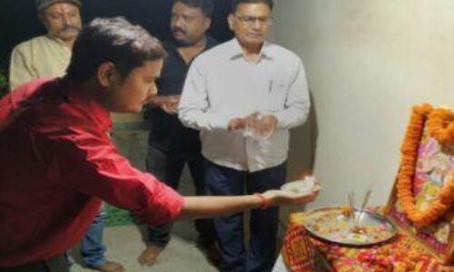 मुस्लिम भाइयो ने फलाहार कराकर दिया मानवता का संदेश मुस्लिम भाइयो ने फलाहार कराकर दिया मानवता का संदेश