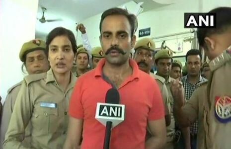 लखनऊ एनकाउंटर: विवेक को गोली मारने वाले कांस्टेबल का आरोप, सीएम ने उनकी FIR दर्ज नहीं होने दी लखनऊ एनकाउंटर: विवेक को गोली मारने वाले कांस्टेबल का आरोप, सीएम ने उनकी FIR दर्ज नहीं होने दी