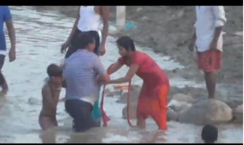 लाइव वीडियो: गणेश विसर्जन के दौरान डूबने लगी दो लडकियाँ