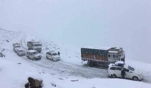हिमाचल में भारी बारिश के तापमान में गिरावट, रोहतांग में बर्फबारी हिमाचल में भारी बारिश के तापमान में गिरावट, रोहतांग में बर्फबारी