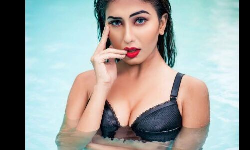 एक्ट्रेस रुमा शर्मा की Black Bikini में Hot तस्वीरों ने मचाई सनसनी!