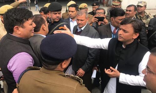अखिलेश को रोकने वाले एडीएम वैभव मिश्र को मिली जान से मारने की धमकी अखिलेश को रोकने वाले एडीएम वैभव मिश्र को मिली जान से मारने की धमकी