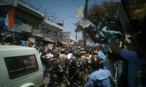 बिजनौर में प्रियंका के रोड शो में मची अफरा तफरी, बीजेपी के कांग्रेस के कार्यकर्ता भिड़े, पुलिस ने संभाला मौका