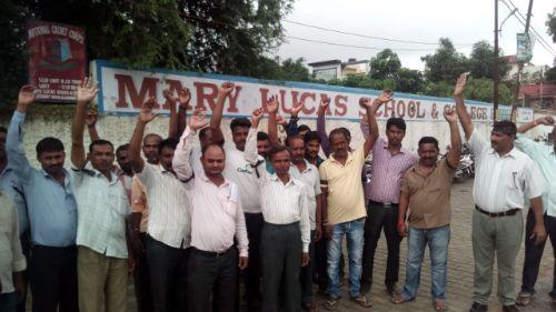 मेरी लुकस स्कूल पर अध्यापको एंव कर्मचारियों ने लगाया वित्तीय अनियमितता का आरोप मेरी लुकस स्कूल पर अध्यापको एंव कर्मचारियों ने लगाया वित्तीय अनियमितता का आरोप