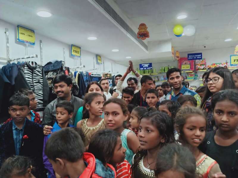 बच्चों के संग मंत्री नन्दी ने मनाई दीवाली, यूनिक बाजार में उनको कराई मनपसंद शॉपिंग बच्चों के संग मंत्री नन्दी ने मनाई दीवाली, यूनिक बाजार में उनको कराई मनपसंद शॉपिंग