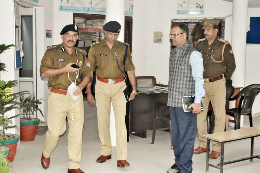 एडीजी ज़ोन बरेली प्रेमप्रकाश ने किया रामपुर में सिविल लाइन थाने का औचक निरीक्षण एडीजी ज़ोन बरेली प्रेमप्रकाश ने किया रामपुर में सिविल लाइन थाने का औचक निरीक्षण
