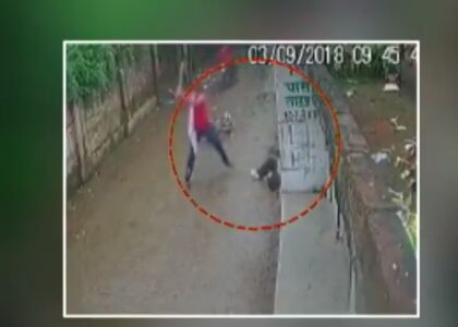 इलाहाबाद में सरेआम रिटायर्ड दरोगा अब्दुल समद की पीट पीट कर हत्या, कोर्ट ने लगाई सरकार को फटकार इलाहाबाद में सरेआम रिटायर्ड दरोगा अब्दुल समद की पीट पीट कर हत्या, कोर्ट ने लगाई सरकार को फटकार