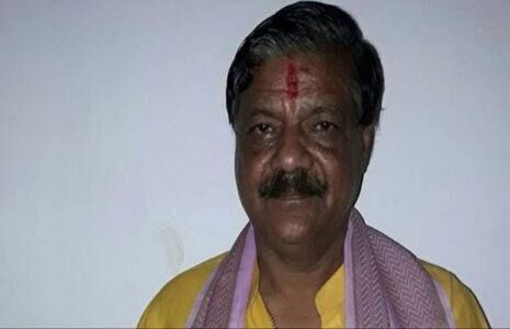 यूपी में बीजेपी विधायक बैठे थाने के बाहर धरने पर, जिले में मचा हडकंप यूपी में बीजेपी विधायक बैठे थाने के बाहर धरने पर, जिले में मचा हडकंप