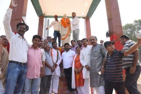 मंत्री नन्दी ने बापू व शास्त्री जी की प्रतिमा पर माल्यार्पण कर किया याद मंत्री नन्दी ने बापू व शास्त्री जी की प्रतिमा पर माल्यार्पण कर किया याद