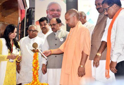 मुख्यमंत्री ने बीआरडी मेडिकल काॅलेज, गोरखपुर में आयुष्मान भारत-प्रधानमंत्री जन आरोग्य योजना का शुभारम्भ किया