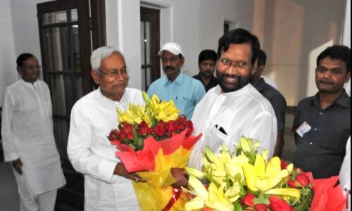 एनडीए में फूट नहीं तो क्यों दे रहे है रामविलास पासवान सफाई? एनडीए में फूट नहीं तो क्यों दे रहे है रामविलास पासवान सफाई?