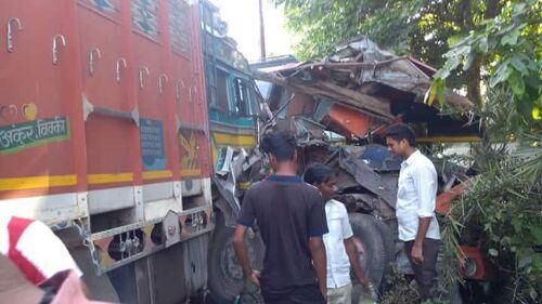 तेज़ रफ़्तार बस और ट्रक की टक्कर, दर्ज़न भर यात्री घायल