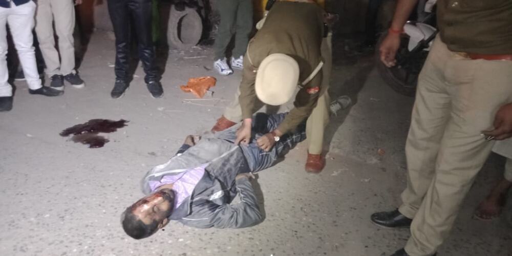 शादी के कार्ड बांटने आये किसान के बेटे को बस ने कुचला, खबर सुनकर मचा कोहराम शादी के कार्ड बांटने आये किसान के बेटे को बस ने कुचला, खबर सुनकर मचा कोहराम
