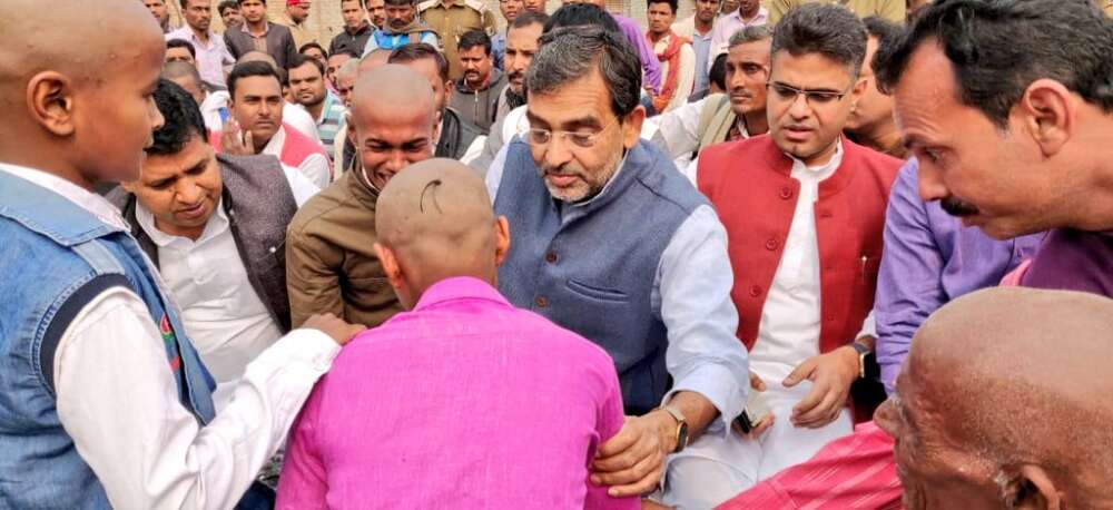 मंत्री उपेंद्र कुशवाहा हुए भावुक, जब मृतक रालोसपा नेता प्रेमचंद्र कुशवाहा के बच्चे से मिले मंत्री उपेंद्र कुशवाहा हुए भावुक, जब मृतक रालोसपा नेता प्रेमचंद्र कुशवाहा के बच्चे से मिले