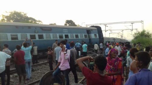 रायबरेली में न्यू फरक्का एक्सप्रेस पटरी से उतरी, छह की मौत कई दर्जन घायल रायबरेली में न्यू फरक्का एक्सप्रेस पटरी से उतरी, छह की मौत कई दर्जन घायल